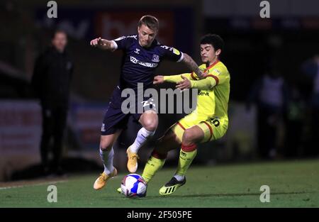 Jason Demetriou di Southend United (a sinistra) e Josh Gordon di Walsall (a destra) si battono per la palla durante la partita Sky Bet League Two a Roots Hall, Southend. Data immagine: Martedì 23 marzo 2021. Foto Stock