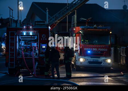 VILLANOVA DEL GHEBBO, ITALIA 23 MARZO 2021: Vigili del fuoco di emergenza della città notturna Foto Stock
