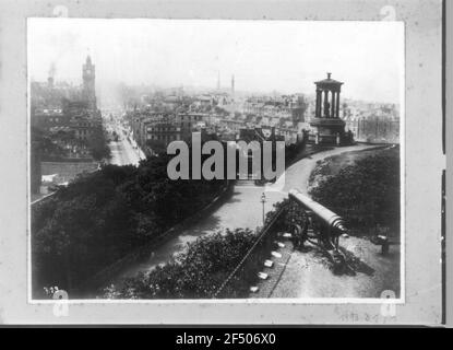 Edimburgo. Vista da Carlton Hill con cannone e tempiet sulla città Foto Stock