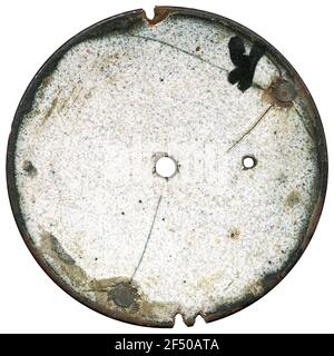 Quadrante con orologio in smalto tascabile antico - lato posteriore - consistenza incrinata, rotta e sporca Foto Stock
