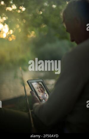 Pesca e chat video con il tablet digitale Foto Stock