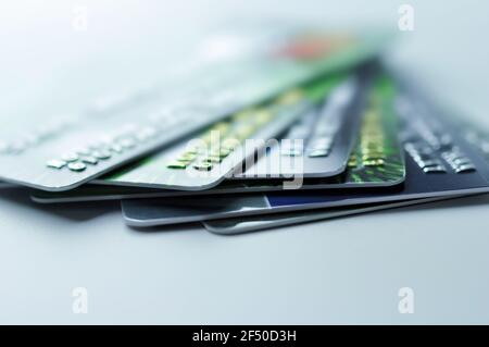 Pila di carte di credito, vista ravvicinata con messa a fuoco selettiva. Foto Stock