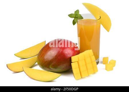 Frutta fresca di mango e un bicchiere di succo isolato su sfondo bianco. Foto ad alta risoluzione. Profondità di campo completa. Foto Stock