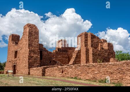 Rovine pueblo del nuovo Messico e la chiesa coloniale spagnola della missione a Quarai, Salinas Pueblo Missions National Monument, vicino a Mountainair, NM. Foto Stock