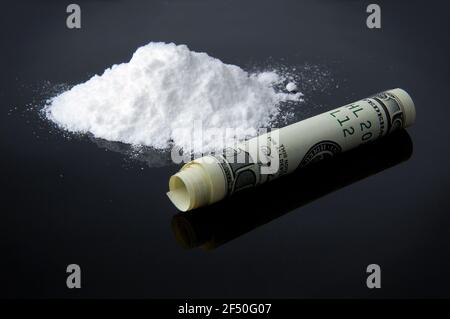 Mucchio di cocaina e denaro su sfondo nero. Tossicodipendente. Concetto di attività criminale. Foto Stock