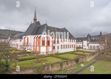 Architettura enologica nella Valle della Mosella, Cusanus-Stift e San Nicola, Bernkastel-Kues, Germania Foto Stock