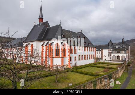 Architettura enologica nella Valle della Mosella, Cusanus-Stift e San Nicola, Bernkastel-Kues, Germania Foto Stock