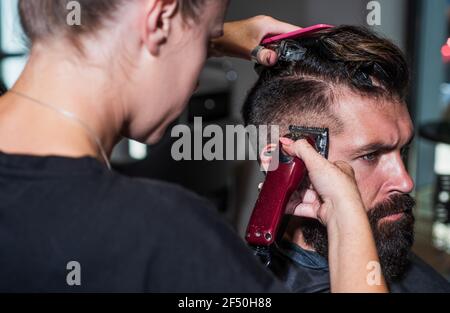 Primo piano della barba per barbiere al maschio nel barbiere, barbiere personale Foto Stock