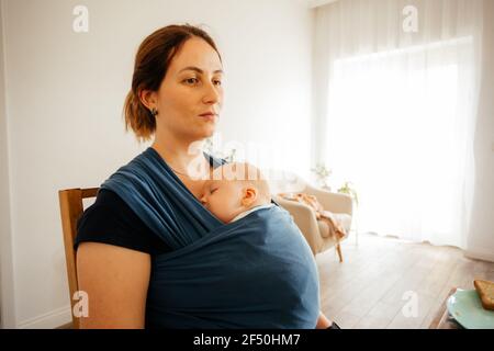 La madre si sente stanca dopo ore di conforto del suo bambino Foto Stock