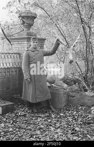 Seconda guerra mondiale. Paesi Bassi con equipaggio tedesco. Parenti della Wehrmacht tedesca in un parco con la plastica di un cervo sdraiato (bene con l'Aia) Foto Stock