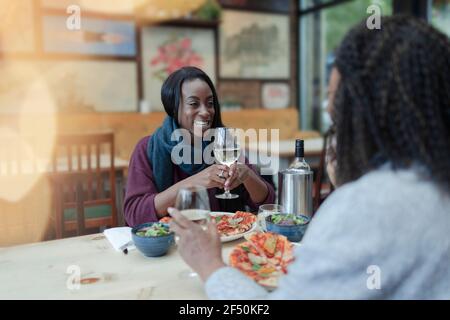 Madre e figlia gustano vino e pizza a pranzo in ristorante Foto Stock