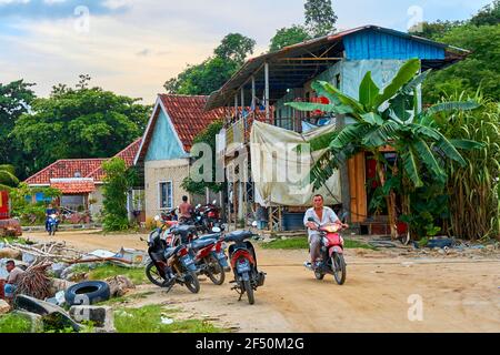 Un villaggio lontano su un'isola tropicale in Asia. Vita tranquilla in tropici. Foto Stock