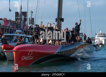 Auckland, Nuova Zelanda, 17 marzo 2021 - te Rehutai del Team Emirates in Nuova Zelanda, scuoiato da Peter Burling, ritorna al loro molo per essere accolto da migliaia di tifosi in seguito alla sconfitta degli sfidanti italiani Luna Rossa Prada Pirelli. Rob Taggart/Alamy Foto Stock