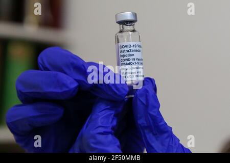 REGNO UNITO. 19 marzo 2021. In questa illustrazione fotografica, il membro dello staff dell'NHS contiene il flaconcino di vaccino Oxford AstraZeneca Covid-19. (Foto di Dinendra Haria/SOPA Images/Sipa USA) Credit: Sipa USA/Alamy Live News Foto Stock