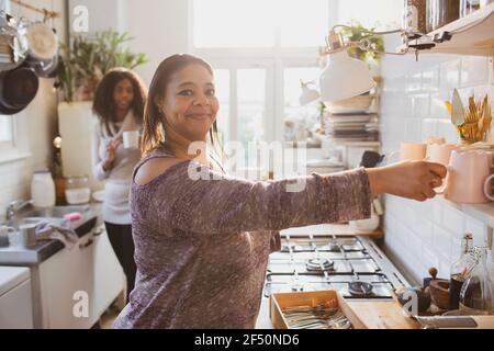 Ritratto donna felice in cucina appartamento Foto Stock