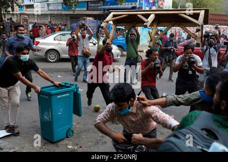 Dhaka, Bangladesh. 23 marzo 2021. I manifestanti si scontrano con i contro manifestanti durante una manifestazione contro la prossima visita del primo ministro indiano Narendra modi in Bangladesh per partecipare alle celebrazioni del giubileo d'oro dell'indipendenza del paese. (Foto di Sultan Mahmud Mukut/SOPA Images/Sipa USA) Credit: Sipa USA/Alamy Live News Foto Stock