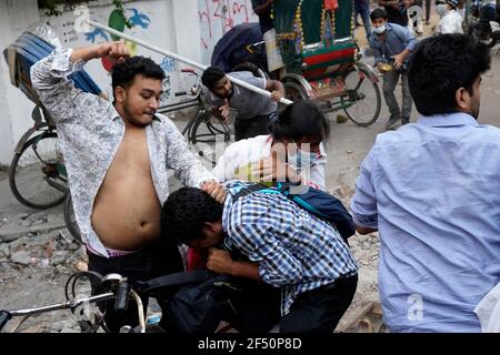 Dhaka, Bangladesh. 23 marzo 2021. I manifestanti si scontrano con i contro manifestanti durante una manifestazione contro la prossima visita del primo ministro indiano Narendra modi in Bangladesh per partecipare alle celebrazioni del giubileo d'oro dell'indipendenza del paese. (Foto di Sultan Mahmud Mukut/SOPA Images/Sipa USA) Credit: Sipa USA/Alamy Live News Foto Stock