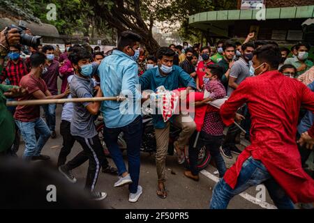 Dhaka, Bangladesh. 23 marzo 2021. I manifestanti si scontrano con i manifestanti durante la manifestazione.i manifestanti ANT modi si scontrano con i manifestanti durante una protesta contro la prossima visita del primo ministro indiano Narendra modi in Bangladesh per partecipare alle celebrazioni giubilari d'oro dell'indipendenza del paese. (Foto di Zabed Hasnain Chowdhury/SOPA Images/Sipa USA) Credit: Sipa USA/Alamy Live News Foto Stock