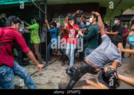 Dhaka, Bangladesh. 23 marzo 2021. I manifestanti si scontrano con i manifestanti durante la manifestazione.i manifestanti ANT modi si scontrano con i manifestanti durante una protesta contro la prossima visita del primo ministro indiano Narendra modi in Bangladesh per partecipare alle celebrazioni giubilari d'oro dell'indipendenza del paese. (Foto di Zabed Hasnain Chowdhury/SOPA Images/Sipa USA) Credit: Sipa USA/Alamy Live News Foto Stock