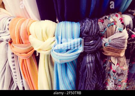 Primo piano di pashminas appesi in un negozio Foto Stock