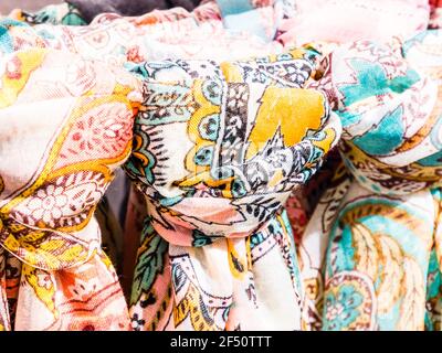 Primo piano di pashminas appesi in un negozio Foto Stock