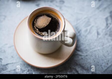 Primo piano della vista superiore di una tazza di caffè espresso contenente un caffè cubano. Foto Stock