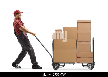 Operatore che tira un carrello a mano caricato con scatole di cartone isolate su sfondo bianco Foto Stock