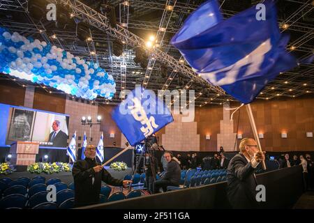 Gerusalemme, Israele. 23 marzo 2021. I sostenitori del primo ministro israeliano Benjamin Netanyahu reagiscono dopo le prime uscite delle elezioni parlamentari israeliane. Credit: Noam Moskowitz/dpa/Alamy Live News Foto Stock