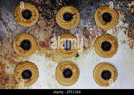 Biscotti rossi tedeschi sulla teglia da forno Foto Stock