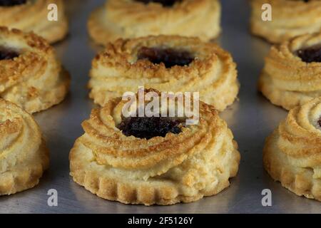 Biscotti rossi tedeschi sulla teglia da forno Foto Stock