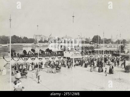 Meissen. Lo spritzer personale 'Hohenzollern' (1897, cantiere Blasewitz) con gioielleria di celebrazione in occasione di un giro del re di Siam sull'Elba. Vista dalla riva di Linkelbia su Meissen-Cölln Foto Stock