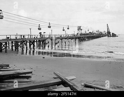 La Brea, Trinidad e Tobago. Ponte di atterraggio con funivia industriale per il trasporto di asfalto dal lago Pitch (mare asfaltato) la Brea, Trinidad e Tobago. Ponte di atterraggio con carrozza industriale per il trasporto di asfalto dal lago Pitch (Mare di asfalto) Foto Stock