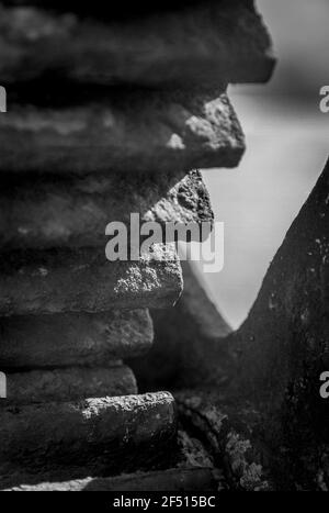 Dettaglio di alcuni vecchi ingranaggi in metallo arrugginito su un soleggiato giorno Foto Stock