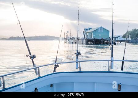 Mangonui, Northland, New Zealand, NZ - 9 dicembre 2019: Partenza dal porto di Mangonui su una barca charter di pesca al mattino Foto Stock