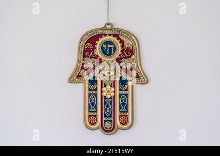 Hamsa o Khamsa ebraica - mano di Dio fatta di metallo, simbolo mediorientale della fortuna, appeso a un muro Foto Stock