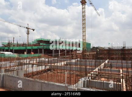 Yaounde. 23 marzo 2021. Foto scattata il 23 marzo 2021 mostra il sito di costruzione del nuovo edificio dell'Assemblea Nazionale a Yaoundé, Camerun. Due alti funzionari del Camerun lo scorso martedì hanno effettuato una visita di ispezione nel sito della nuova sede dell'Assemblea Nazionale del paese, un progetto in costruzione finanziato dalla Cina. Il progetto di costruzione comprende un emiciclo da 400 posti e un edificio da 14 piani, secondo i funzionari. Credit: Jean Pierre Kepseu/Xinhua/Alamy Live News Foto Stock