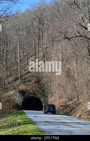 Fuori dal Pine Mountain Tunnel sulla Blue Ridge Parkway vicino ad Asheville, North Carolina. Foto Stock