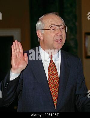 Washington, DC. USA, 3 gennaio 1997Senatore Phil Gramm (repubblicano) del Texas alza la sua mano destra mentre è giurato dentro dal vice presidente Albert Gore Jr. Nelle camere del vecchio Senato il giorno di apertura del 105 ° congresso Credit: Mark Reinstein / MediaPunch Foto Stock