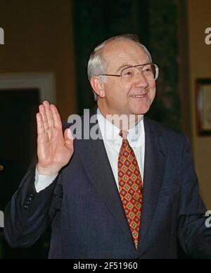 Washington, DC. USA, 3 gennaio 1997Senatore Phil Gramm (repubblicano) del Texas alza la sua mano destra mentre è giurato dentro dal vice presidente Albert Gore Jr. Nelle camere del vecchio Senato il giorno di apertura del 105 ° congresso Credit: Mark Reinstein / MediaPunch Foto Stock