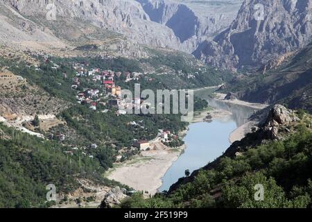 Kemaliye District (Egin) e Dark Canyon River a Erzincan, Turchia. Kemaliye è un centro sportivo estremo nella Turchia orientale. Foto Stock