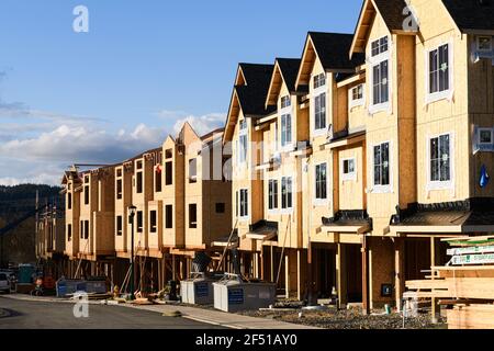 Nuova strada di case cittadine in costruzione a Duvall Washington, a breve distanza da Microsoft, Bellevue e Seattle Foto Stock