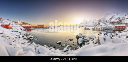 Splendido scenario invernale del villaggio di Moskenes con ferryport e la famosa chiesa parrocchiale di Moskenes . Popolare destinazione di viaggio su Lofotens. Location: Italy Foto Stock