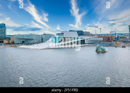 Vista panoramica aerea del Teatro dell'Opera di Oslo e nuovo Quartiere commerciale di Oslo Foto Stock