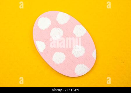 Uovo di pasqua dipinto a colori primo piano, foto di design piatto Foto Stock