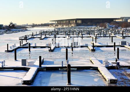 Chicago, Illinois, Stati Uniti. Venti e freddo amaro con fattori di raffreddamento del vento superiori a meno 20 gradi hanno contribuito a bloccare Burnham Harbour. Foto Stock