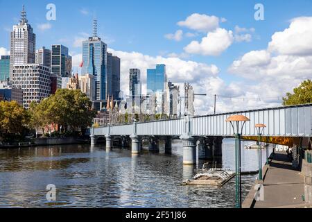 Gli uffici del centro città e il Sandridge del fiume yarra di Melbourne bridge, Melbourne a Victoria, Australia Foto Stock