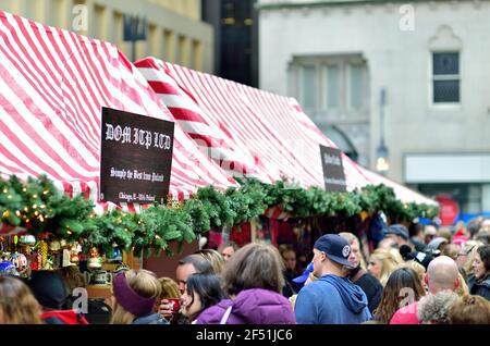 Chicago, Illinois, Stati Uniti. Christkindlmarket nel centro città, che presenta fornitori europei e internazionali che mostrano vari articoli artigianali. Foto Stock