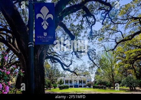 Stewartfield, un cottage greco di Revival 1849, è raffigurato sulla Avenue of Oaks a Spring Hill College, 21 marzo 2021, a Mobile, Alabama. Foto Stock