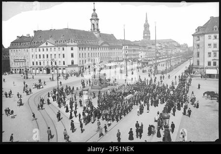 Dresda. Strada principale e cavalieri d'oro Foto Stock