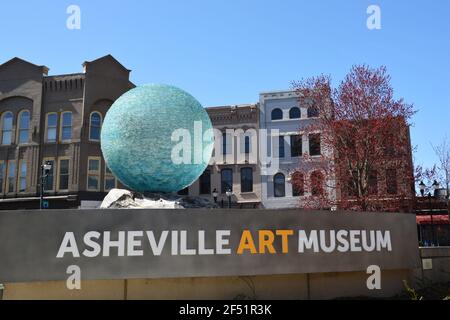 L'insegna e il grande globo di vetro fuori dall'Asheville Art Museum nel centro storico. Foto Stock